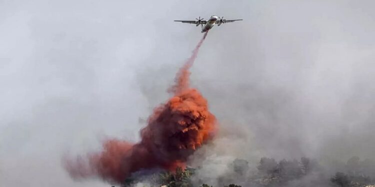 Ανεξέλεγκτη για τρίτη μέρα καίει η μεγάλη πυρκαγιά στη νότια Γαλλία