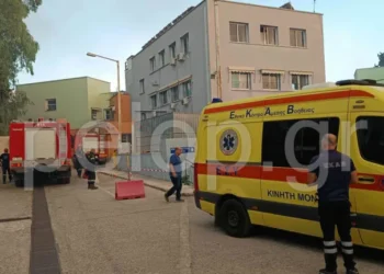 Απ΄ τις φλόγες η χώρα ζωσμένη: Απειλούν την Πάτρα – Εκκενώθηκε το «Καραμανδάνειο» νοσοκομείο – Καίγονται σπίτια στην Φιλιππιάδα – Αναζοπυρώσεις σε Ζάκυνθο και Χίο, μέτωπο στην Ηλεία