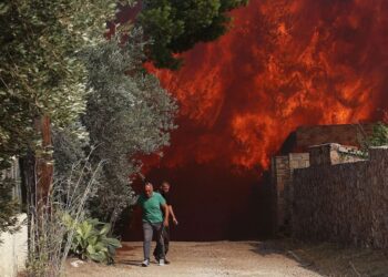 Πύρινη κόλαση στην Κερατέα: Ολονύκτιο θρίλερ- Ένας νεκρός – Πάνω από 7 χιλιόμετρα στην… πυρά – Κάηκαν οικισμοί (βίντεο)