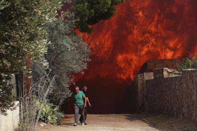 Πύρινη κόλαση στην Κερατέα: Ολονύκτιο θρίλερ- Ένας νεκρός – Πάνω από 7 χιλιόμετρα στην… πυρά – Κάηκαν οικισμοί (βίντεο)