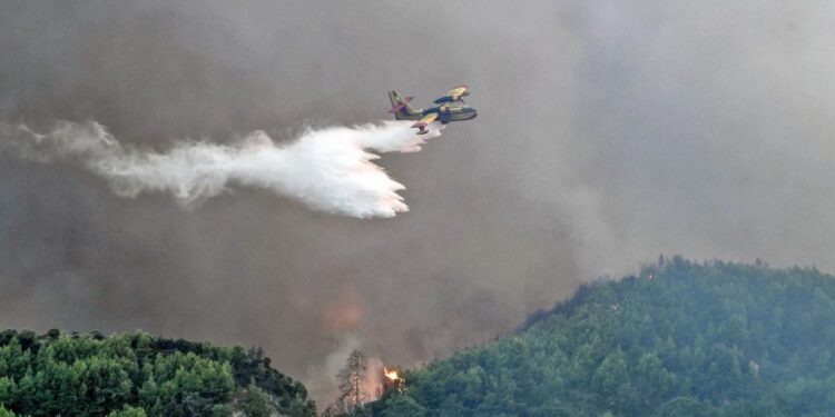Φωτιά στην Άρτα – Μήνυμα από το 112 για εκκένωση οικισμού