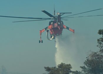 Φωτιά στην Τροιζήνα – Σηκώθηκαν εναέρια μέσα