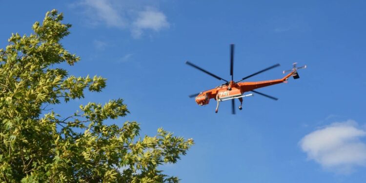Φωτιά στη Βάλια Κάλντα – Καίει σε δύσβατο σημείο