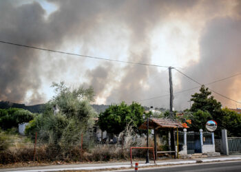 Φωτιά στην Κάτω Αχαΐα – Νέο μήνυμα από 112 για εκκένωση της περιοχής Μπάλας
