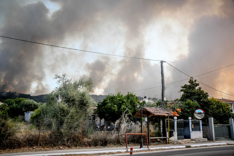 Φωτιά στην Κάτω Αχαΐα – Νέο μήνυμα από 112 για εκκένωση της περιοχής Μπάλας