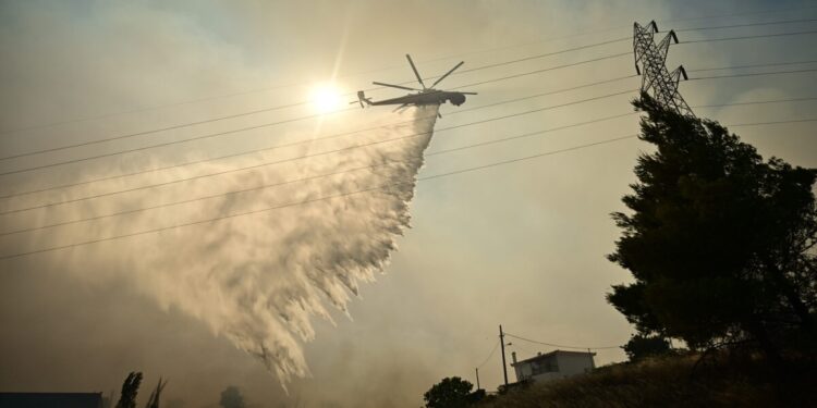 Μόνο χθες εκδηλώθηκαν 70 πυρκαγιές, σύμφωνα με την Πυροσβεστική