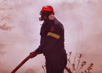 Φωτιά στη Βάρη – Υπό έλεγχο στη Λεωφόρο Αθηνών – Σουνίου