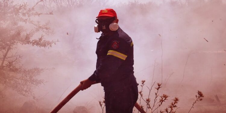 Φωτιά στη Βάρη – Υπό έλεγχο στη Λεωφόρο Αθηνών – Σουνίου