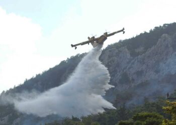 Φωτιά στην Αχαΐα – Στη μάχη και εναέρια μέσα