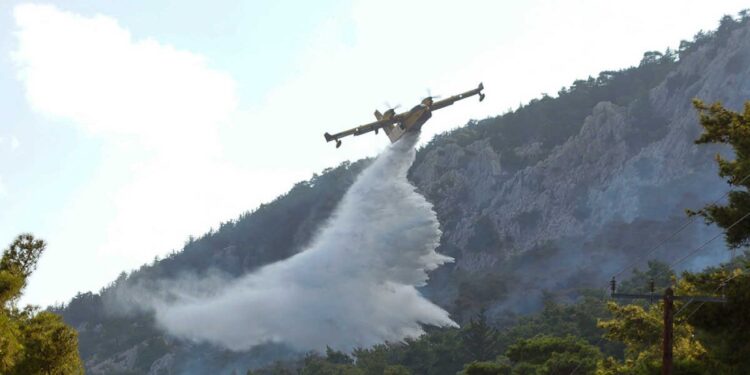 Φωτιά στην Αχαΐα – Στη μάχη και εναέρια μέσα