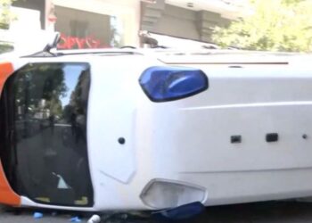 Ασθενοφόρο ανετράπη στο Γουδί – Διακοπή της κυκλοφορίας