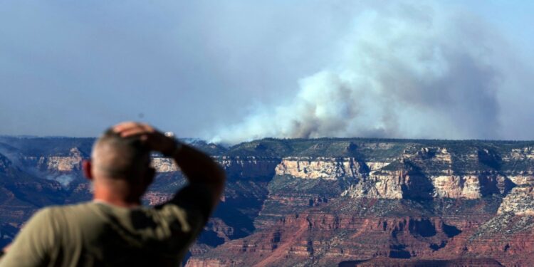 Ανεξέλεγκτη μαίνεται επί έναν μήνα η πυρκαγιά στο Γκραντ Κάνιον