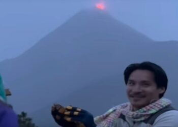 Εντυπωσιακή πρόταση γάμου με φόντο… ηφαιστειακή έκρηξη