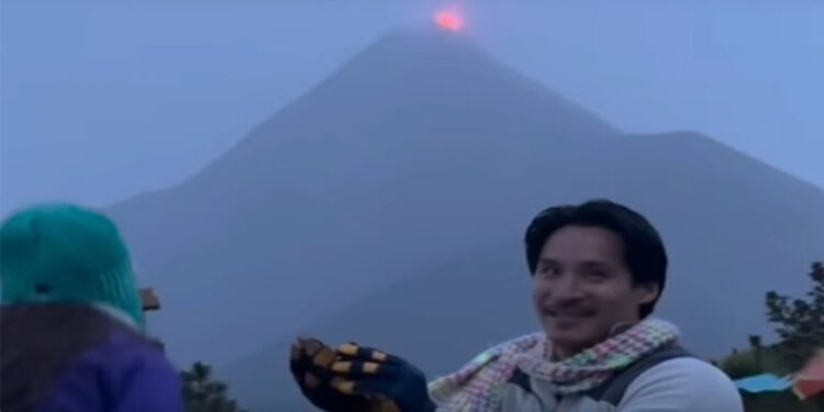 Εντυπωσιακή πρόταση γάμου με φόντο… ηφαιστειακή έκρηξη