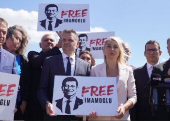 Χάρης Δούκας έξω από τις φυλακές Ιμάμογλου: Η δημοκρατία δε φυλακίζεται