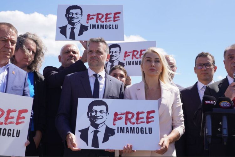 Χάρης Δούκας έξω από τις φυλακές Ιμάμογλου: Η δημοκρατία δε φυλακίζεται