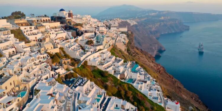 Σαντορίνη: Κατέρρευσε τμήμα γης, έντρομοι οι τουρίστες – Σκόνη κάλυψε τα πάντα