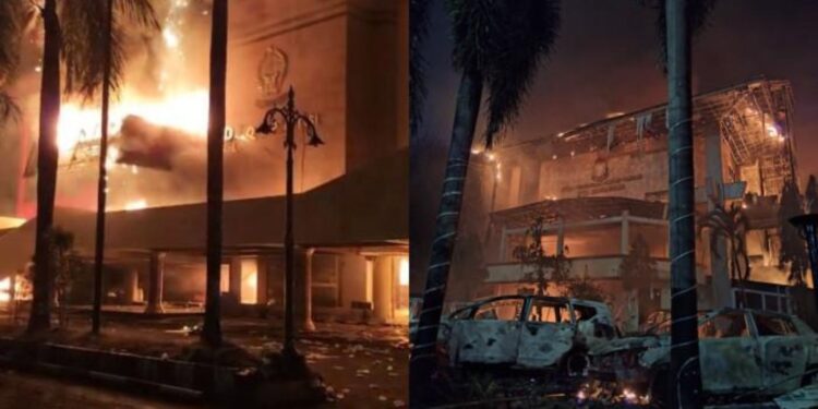 Ινδονησία: Διαδηλωτές πυρπόλησαν κτήριο περιφερειακού συμβουλίου