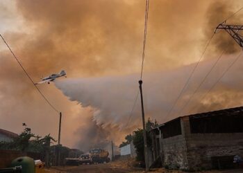 Ισπανία: Ένας πυροσβέστης έχασε τη ζωή του στα μέτωπα των πυρκαγιών – Στους τέσσερις ανέρχονται οι νεκροί