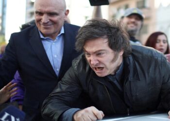 Αργεντινή: Διαδηλωτές πέταξαν μπουκάλια και πέτρες στον πρόεδρο Μιλέι