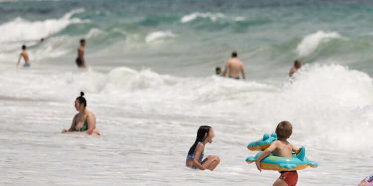 Καιρός: Εκρηκτικό κοκτέιλ – Θυελλώδεις βοριάδες και ζέστη