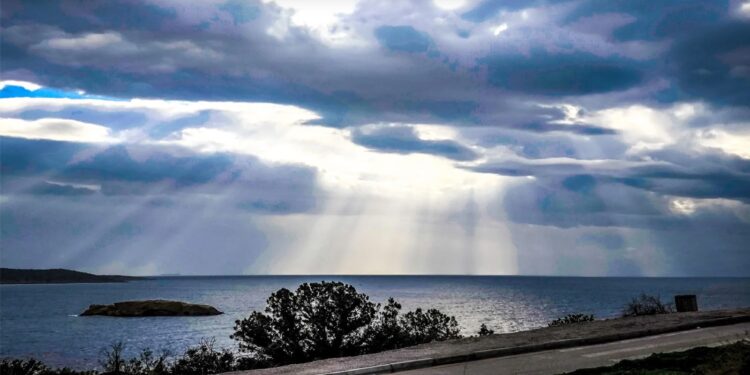 Καιρός: Άστατος με τοπικές βροχές, καταιγίδες και πτώση θερμοκρασίας