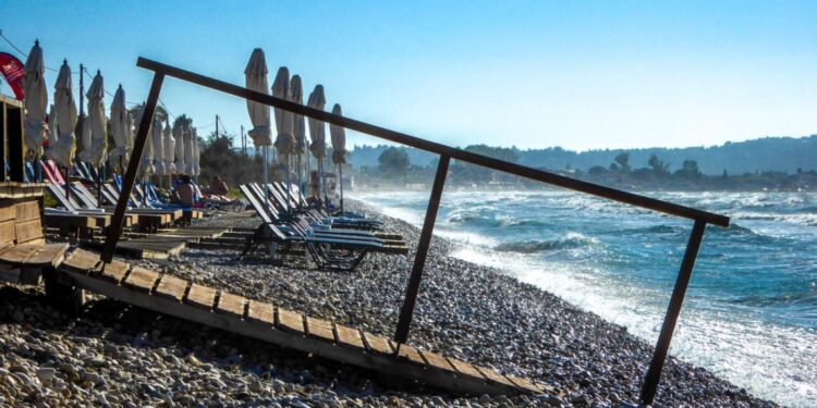 «Βροχή» πέφτουν και οι καταγγελίες για παραβάσεις στο MyCoast – Πάνω από από 11.500