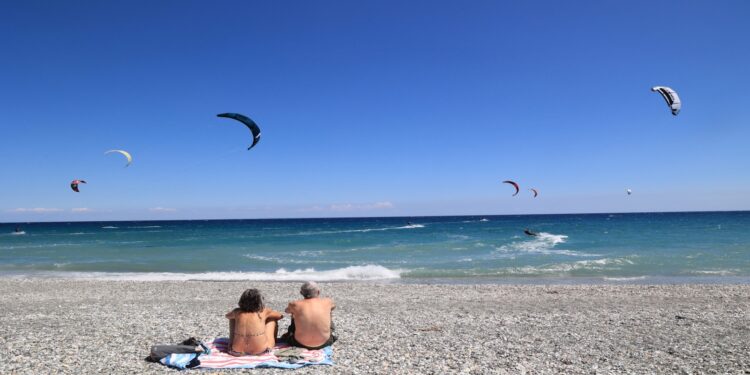 Καιρός: Πτώση θερμοκρασίας, μελτέμια και τοπικές μπόρες
