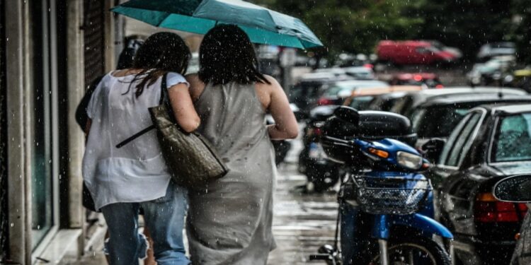 Καιρός: Νέα πτώση της θερμοκρασίας με τοπικές βροχές και καταιγίδες – Τις επόμενες ώρες και στην Αττική τα φαινόμενα