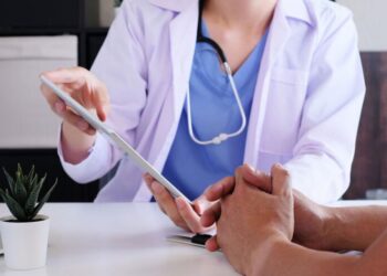 Νέα ελπίδα για τον καρκίνο: Έρχεται φάρμακο που αφοπλίζει την ικανότητά του να κρύβεται