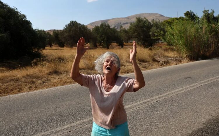 Καρέ – καρέ οι άνθρωποι της Κερατέας μπροστά στην φωτιά – Ή αλλιώς… αν η απόγνωση είχε πρόσωπο