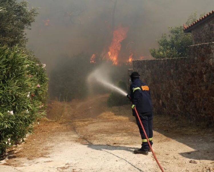 Καρέ – καρέ οι άνθρωποι της Κερατέας μπροστά στην φωτιά – Ή αλλιώς… αν η απόγνωση είχε πρόσωπο