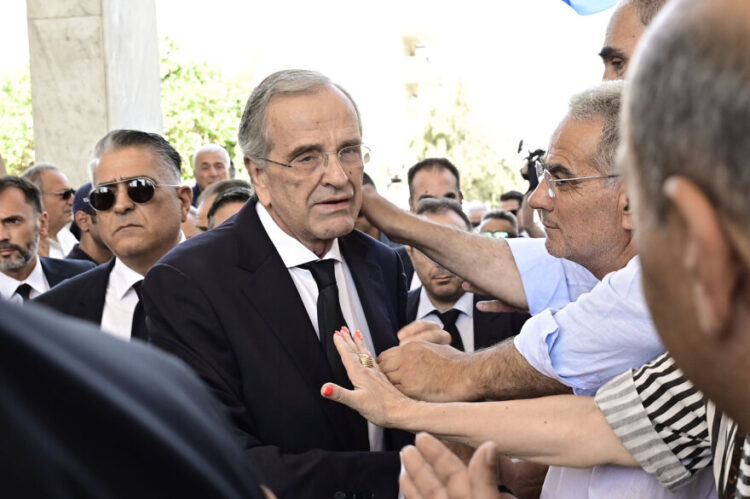 Λένα Σαμαρά: Βαριά θλίψη στο Α´ Νεκροταφείο – Συντετριμμένοι ο Αντώνης και η Γεωργία Σαμαρά