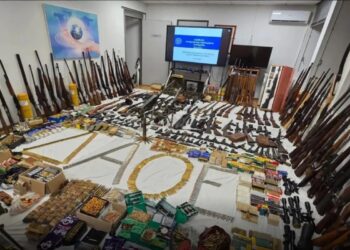 Κιάτο: Αυτό είναι το οπλοστάσιο που βρέθηκε στο σπίτι απόστρατου της Πολεμικής Αεροπορίας – Βίντεο από την επιχείρηση της ΕΛ.ΑΣ.