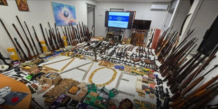 Κιάτο: Αυτό είναι το οπλοστάσιο που βρέθηκε στο σπίτι απόστρατου της Πολεμικής Αεροπορίας – Βίντεο από την επιχείρηση της ΕΛ.ΑΣ.