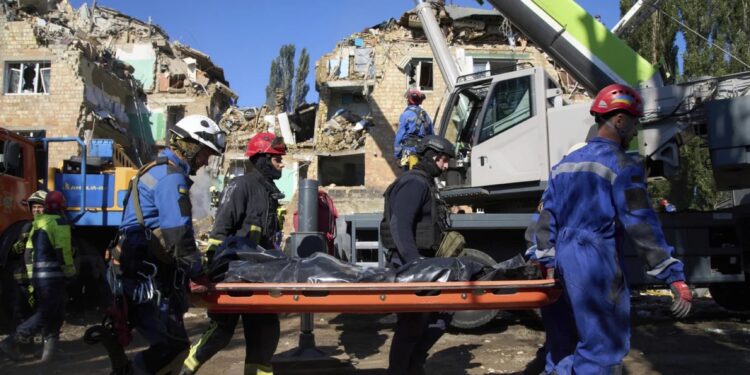 Ουκρανία: «Πετύχαμε τους στόχους μας» λέει το ρωσικό υπουργείο Άμυνας – 14 νεκροί από επίθεση με 598 drones και 31 πυραύλους στο Κίεβο –  Ζημιές σε κτίριο της ΕΕ