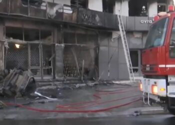 Κορωπί: Απανθρακώθηκε ο οδηγός αυτοκινήτου όταν έπεσε πάνω σε κατάστημα και προκάλεσε φωτιά