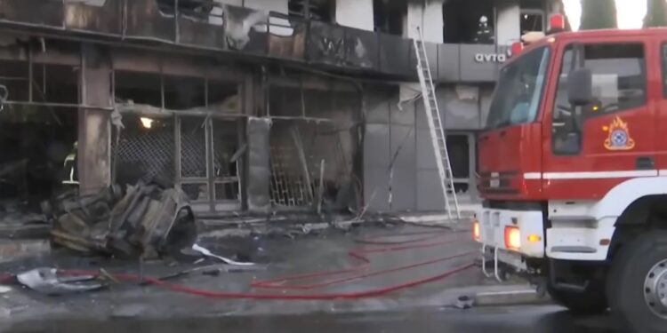 Κορωπί: Απανθρακώθηκε ο οδηγός αυτοκινήτου όταν έπεσε πάνω σε κατάστημα και προκάλεσε φωτιά