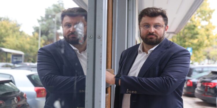 ΣΥΡΙΖΑ για δημοσίευμα TAZ: «Άλλη μια φορά ο κ. Μητσοτάκης κάνει ρεζίλι διεθνώς τη χώρα. Θα απαντήσει το Μαξίμου ή θα το κάνει γαργάρα;»