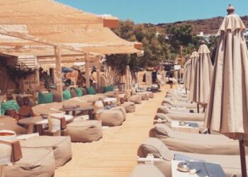 Μύκονος: Τι συμβαίνει όταν ένας TikToker ενθουσιάζεται με τις ξαπλώστρες των 450 ευρώ (βίντεο)