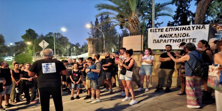 Κύπρος: Διαμαρτυρία για τη φωτιά στη Λεμεσό – «Είστε επικίνδυνα ανίκανοι»!