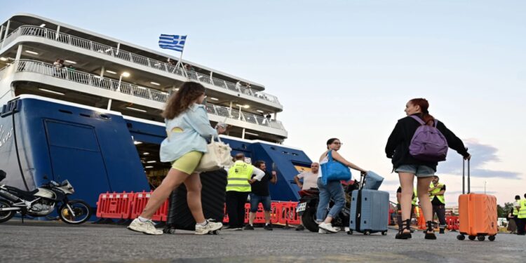 Ούτε καρφίτσα δεν πέφτει στο λιμάνι του Πειραιά – Κλιμακώνεται η έξοδος των αδειούχων