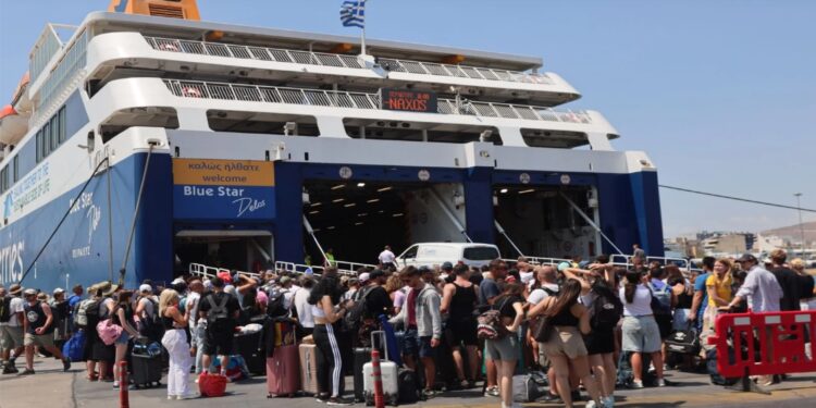 Αυξημένη κίνηση στα λιμάνια – Αποχωρούν και οι τελευταίοι εκδρομείς του δεκαπενταύγουστου