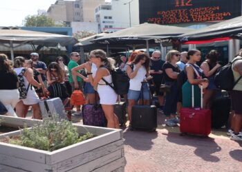 Χιλιάδες επιβάτες εγκλωβισμένοι και νευριασμένοι στο λιμάνι του Πειραιά: Χωρίς ενημέρωση – Σε αναμονή για τα δρομολόγια