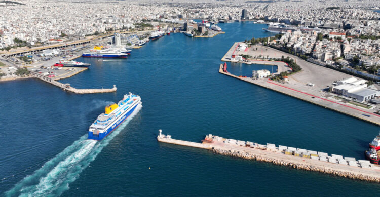 58χρονος οδηγός ταξί βρέθηκε νεκρός μέσα στο όχημά του στο λιμάνι του Πειραιά