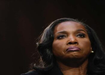 Ο Τραμπ απέλυσε τη Λίζα Κουκ: Μετά τη διαμάχη με τον πρόεδρο της Fed, σειρά πήρε η διοικήτρια της