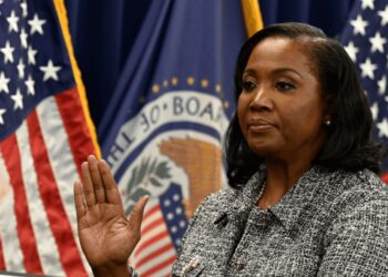 Βαθαίνει ο πόλεμος Λευκού Οίκου – Fed:  H Λίζα Κουκ μήνυσε τον Τραμπ