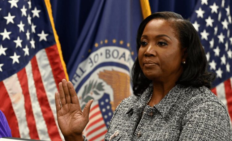 Βαθαίνει ο πόλεμος Λευκού Οίκου – Fed:  H Λίζα Κουκ μήνυσε τον Τραμπ