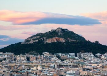 Σοβαρό ατύχημα με τουρίστα στον Λυκαβηττό: Έπεσε στο κενό από τον Άη Γιώργη