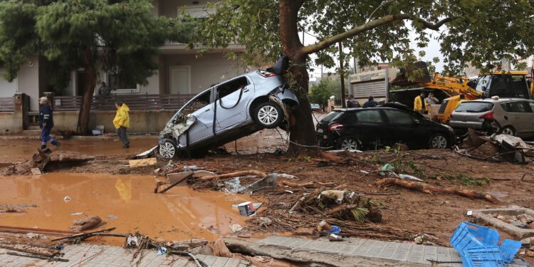 Φονικές πλημμύρες στη Μάνδρα: Ομόφωνα αθώοι από το Εφετείο οι τρεις κατηγορούμενοι